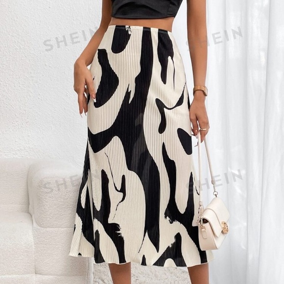 Graphic Print Skirt - Picture 2 of 4